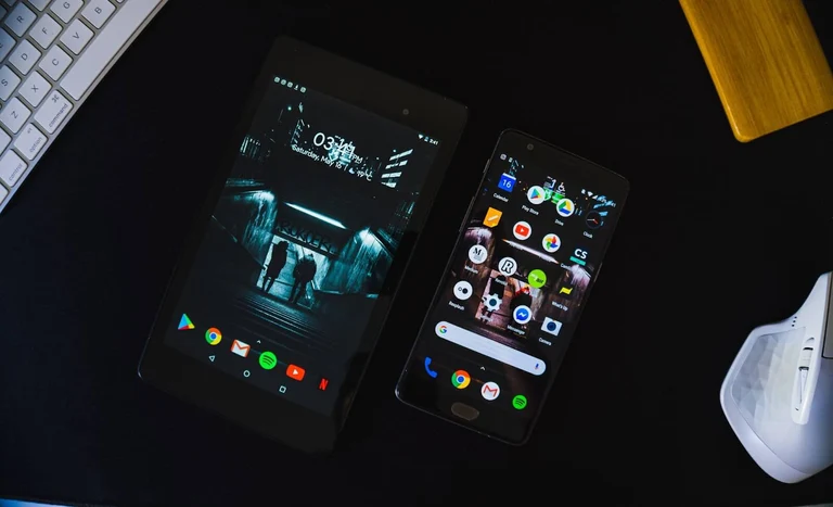 Picture featuring an Android smartphone and an Android tablet next to each other 